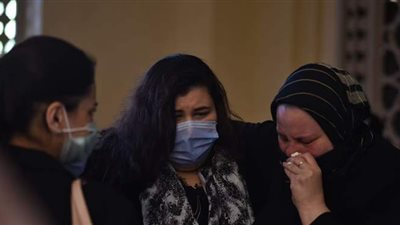 انهيار نجلة نبيل فاروق خلال تشييع جنازة والدها | فيديو