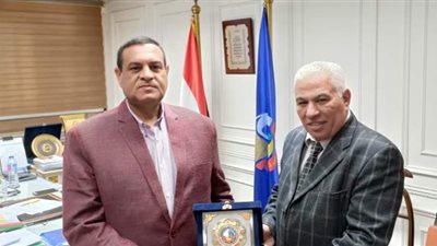 محافظ البحيرة يكرم مدير تعليم البحيرة السابق