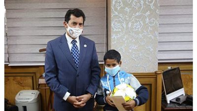 وزير الرياضة يكرم طفل ملعب الشروق ويمنحه عضوية دائمة بمركز شباب بدر