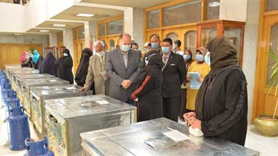 محافظ أسيوط يسلم 13 فرنا منزليا للمرأة المعيلة