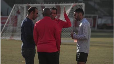 موسيماني يطمئن على حسين الشحات في مران الأهلي