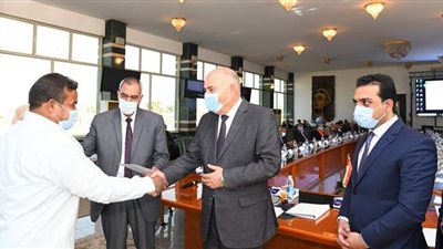 محافظ قنا يكرم القائمين على أعمال تطوير جدارية المعنى الفرعونية