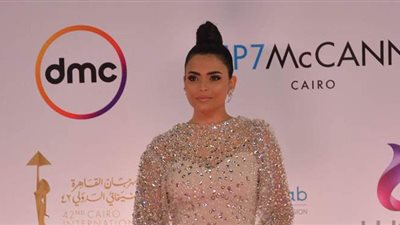 بفستان أبيض.. إطلالة مميزة للفنانة أسماء جلال في ختام مهرجان القاهرة | صور