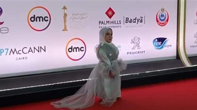 أول عارضة أزياء من قصار القامة تتألق في ختام مهرجان القاهرة السينمائي | فيديو