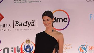 تألق تارا عماد بفستان أسود في ختام مهرجان القاهرة السينمائي | صور