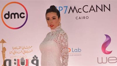 إطلالة جذابة للفنانة سارة عبد الرحمن في ختام 