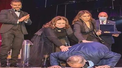 حكاية صورة أبكت أشرف زكي ومحبيه على مسرح معهد 