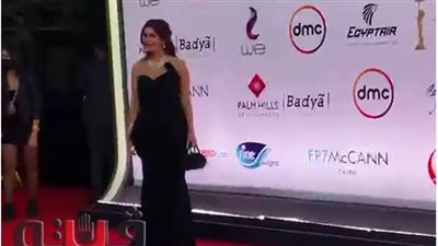 غادة عادل تتألق بفستان أسود على ريد كاربت ختام 