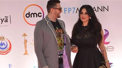 أحمد الفيشاوي يقبل زوجته ويستعرض حركاته على ريد كاربت مهرجان القاهرة | فيديو وصور