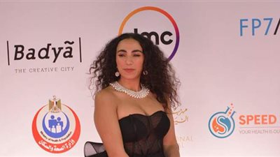 إطلالة جريئة للفنانة زينب غريب في ختام مهرجان القاهرة السينمائي | فيديو وصور