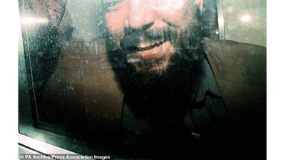 إرهابى مصري خطير يتجول بحرية فى شوارع بريطانيا| صور