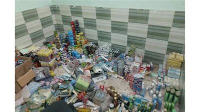 ضبط أدوية منتهية الصلاحية ومستحضرات تجميل مهربة بأسيوط | صور