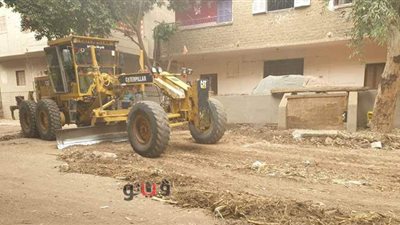 حملات بأبنوب لتمهيد الطرق والتأكد من جاهزية مخرات السيول | صور