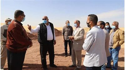 محافظ الوادي الجديد يتابع مشروع الصرف الصحي بقرية بدخلو