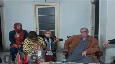 تضامن بني سويف تستقبل بائع المناديل وتمنحه معاشا شهريا | صور