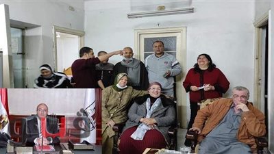 محافظة بني سويف: نقل بائع المناديل وابنته لمركز الضيافة.. وصرف ألفين جنيه معاش شهري