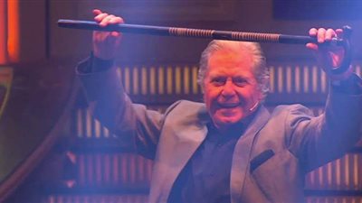 بالعصا.. حسين فهمي يشعل الأجواء مع أبلة فاهيتا | فيديو