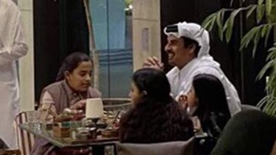أمير قطر يجلس مع بناته في أحد المطاعم | فيديو