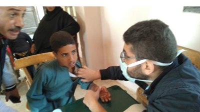 الكشف على 383 حالة بقافلة جنوب الوادي الطبية بقرية العركي في قنا | صور