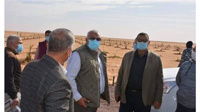 محافظ الوادي الجديد يتفقد مشروع استثمار زراعي علي مساحة 117 فدانا
