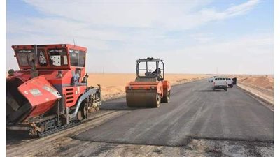 محافظ الوادي الجديد يتابع سير أعمال رصف طريق 