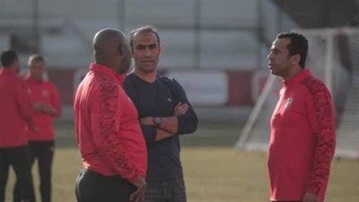 موسيماني يجتمع مع جهازه المعاون قبل مران الأهلي