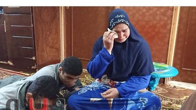 قصة كفاح عمرها 20 عاما لأربعينية في خدمة توأمها المعاق | فيديو وصور