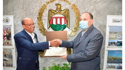 محافظ أسيوط يكرم المخرج المسرحى محمد جمعة