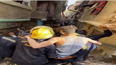 الحماية المدنية تنقذ شخصا من تحت أنقاض عقار حدائق القبة المنهار | صور