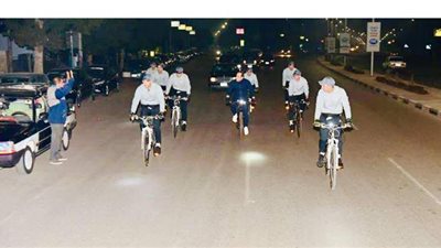 سائق تاكسي يوجه التحية للرئيس السيسي خلال جولته بالدراجة فجرا