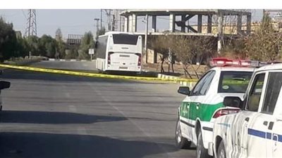 مجهول يفر من الشرطة ويلجأ إلى حافلة ويحتجز ركابها رهائن بإيران