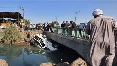 انتشال سيارة أجرة سقطت في ترعة نتيجة حادث تصادم بقليوب