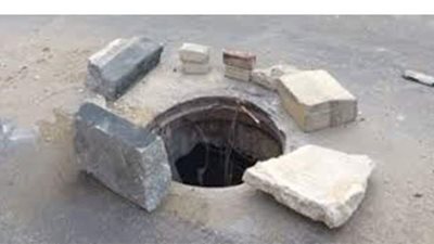 النيابة تعاين مكان العثور على جثة فتاة داخل بالوعة صرف في الزاوية