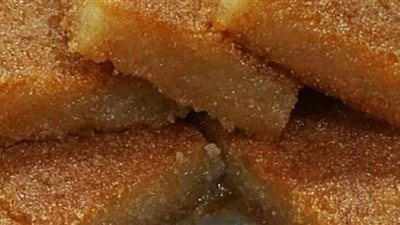 طريقة عمل البسبوسة في البيت كأشهر المحلات | فيديو