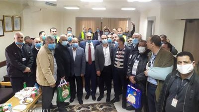 رئيس شركة مصر للطيران يتابع سير العمل بمحطة برج العرب