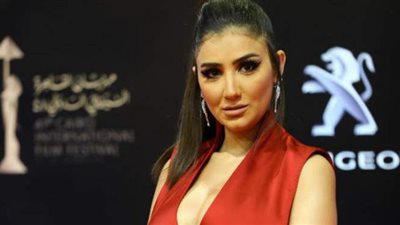 مي عمر تتعاقد على أولى بطولاتها السينمائية مع أحمد السبكي