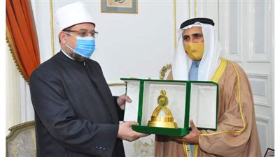 رئيس البرلمان العربي يهدي درع البرلمان لوزير الأوقاف لدوره في مواجهة التطرف