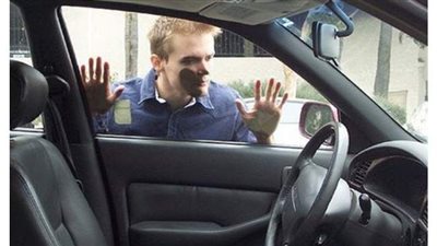 طرق فتح السيارة فى حالة نسيان المفتاح بداخلها