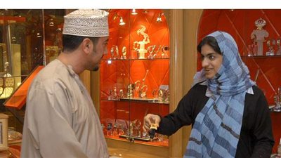 سلطنة عمان تحظر مزاولة بعض المهن على الوافدين.. منها تفصيل الملابس