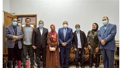 رئيس جامعة بني سويف يكرم الفائزين في مسابقة أحلى صوت بكلية الآداب