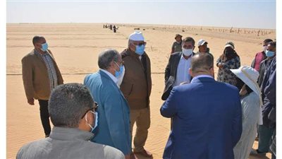 محافظ الوادي الجديد يتابع مشروعين لزراعة النخيل والنباتات العطرية بالفرافرة