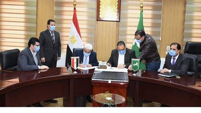 محافظ قنا ونائبه يستقبلان المواطنين للاستماع إلى شكواهم | صور