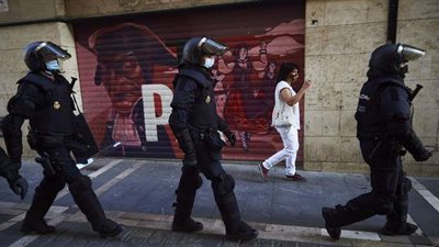 الشرطة الإسبانية تعتقل رجلين يبيعان المخدرات لتمويل حرب عرقية