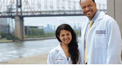 بسبب تغريدة.. طرد طبيب أمريكي من عمله أشاد به بايدن