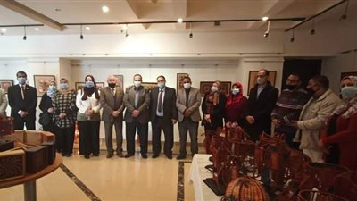 نائب رئيس جامعة بنها لشئون التعليم يفتتح معرض 