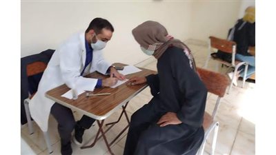 قافلة جامعة سوهاج الطبية تعالج 632 مواطنا بقرية 
