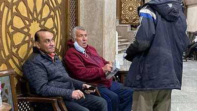 حمادة عبد اللطيف والخواجة أول الحضور في عزاء والد عمرو زكي |صور