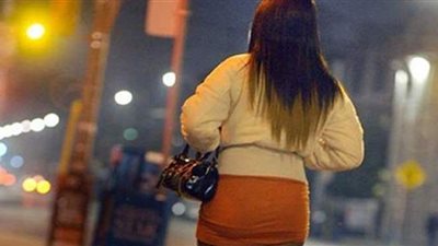 فتاة تستدرج طبيبا لممارسة الرذيلة وتصوير فيلم جنسي له في حلوان