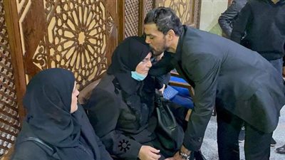 عمرو زكي يقبل رأس والدته أثناء استقبال المعزين بالحامدية الشاذلية | فيديو وصور