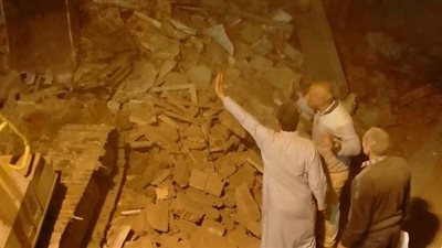 انهيار جزئي لعقار من دورين بالمنصورة.. والحي يزيله حتى الأرض لخطورته على المارة | صور